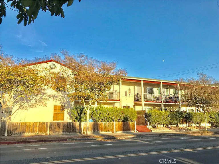 2300 Oak St — Photo 3