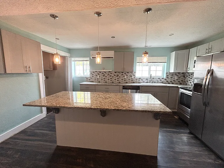 453 E Fort Union Blvd — Photo 4