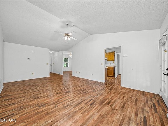 3rd image of 18 Tulip Dr