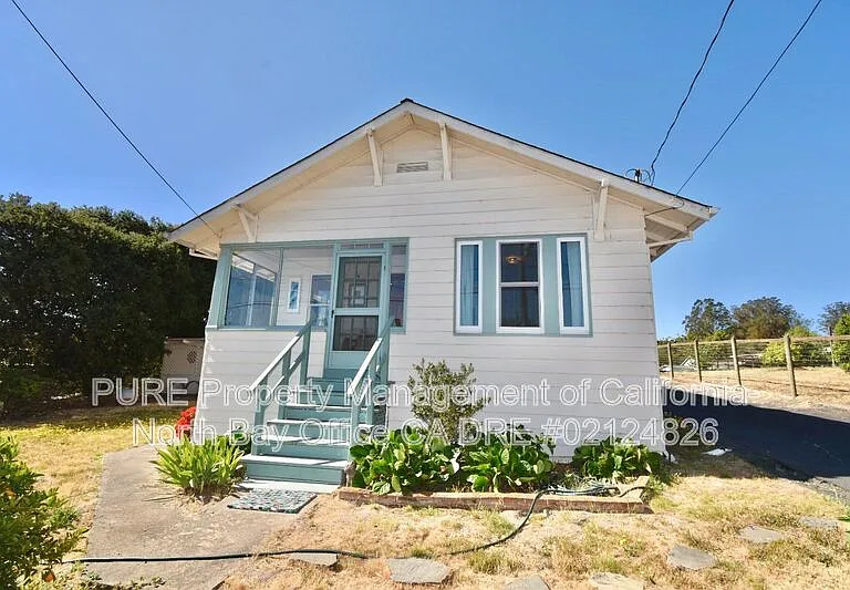 1345 Eastman Ln — Photo 3