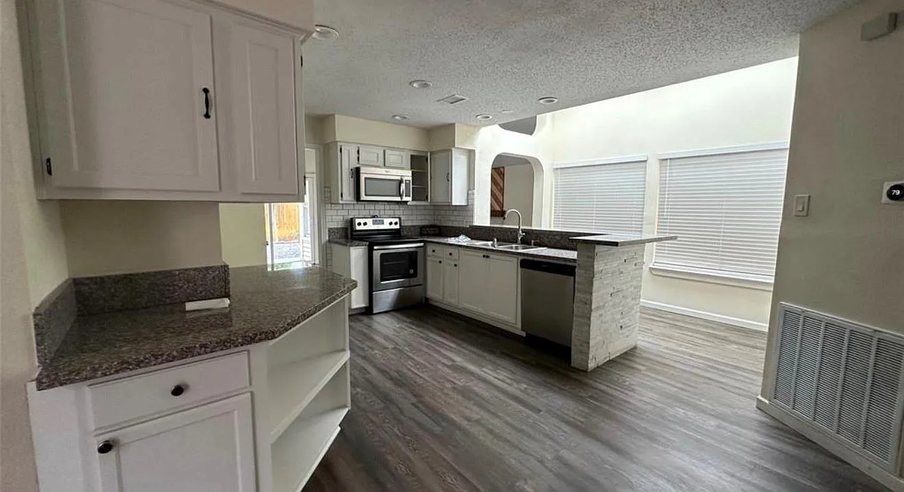 3 bed, 2.0 bath, 1656 sqft, $2,000 — Photo 3
