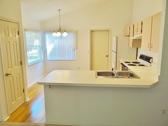 5th image of 823 Lakeland Dr