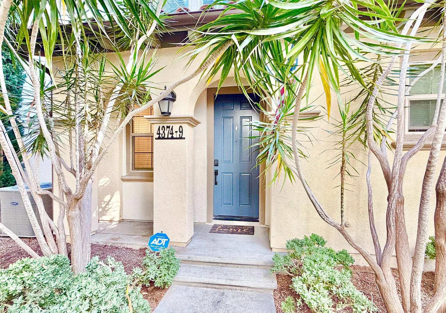 Awesome Tri-Level Townhome Minutes to Everything, Located within the Private & Gated St. Cloud Co... — Photo 2