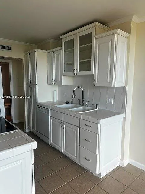Rapallo South Condo — Photo 4