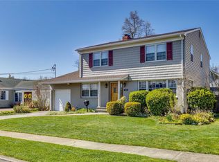 433 S 2nd St, Lindenhurst, NY 11757