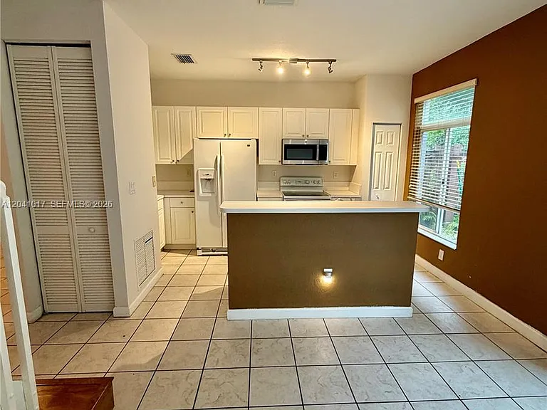 5770 NW 113th Pl — Photo 4