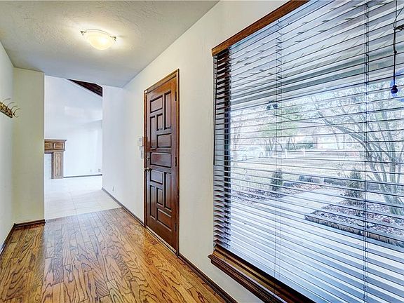 2nd image of 3717 Coachlight Dr