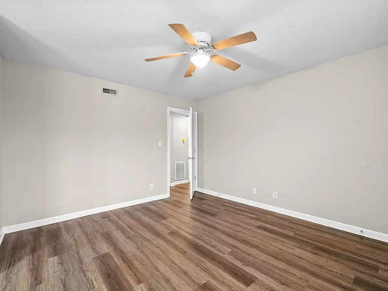 Northeast Dr -3884 — Photo 33