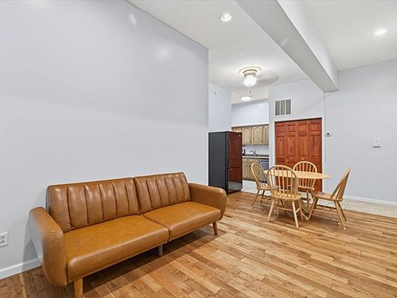 3rd image of 110 1/2 W 6th St #6