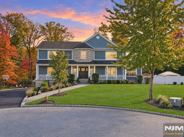18 Heritage Lane, Mahwah, NJ 07430