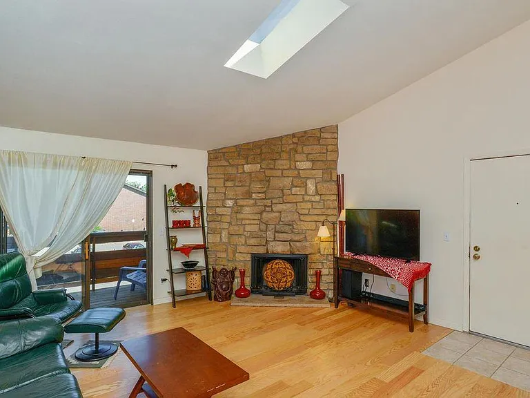 427 Wright St #302 — Photo 2