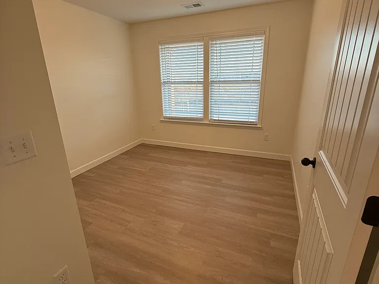 2213 Davenport Ct — Photo 10