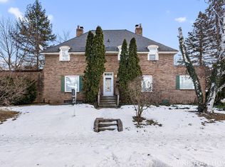 2336 Riverside Dr NE, Grand Rapids, MI 49505