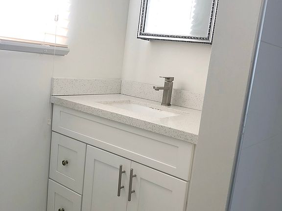 5th image of 4218 Lockwood Ave #10