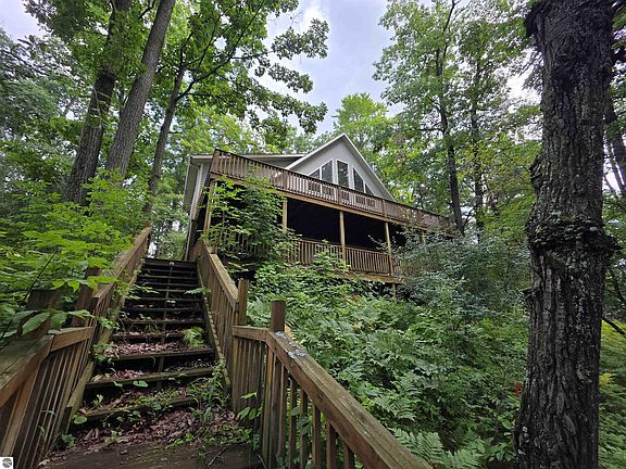 5th image of 4500 Woodridge Dr