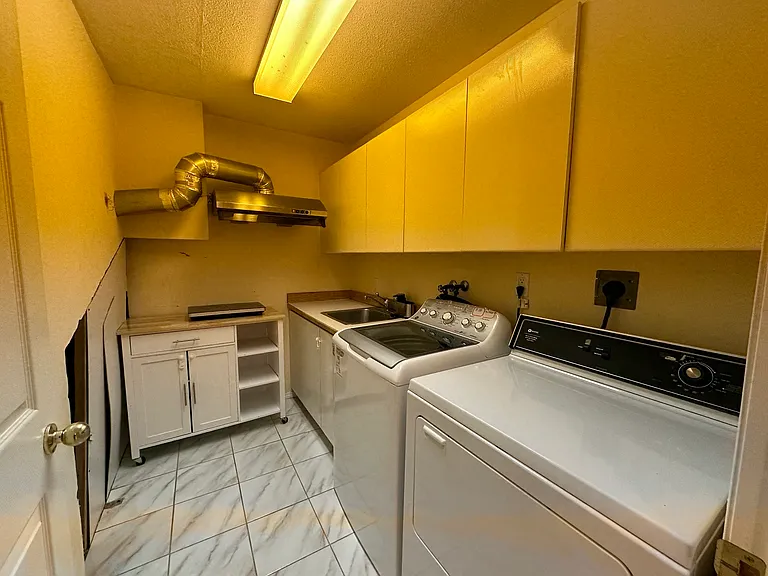 931 Holdom Ave — Photo 7