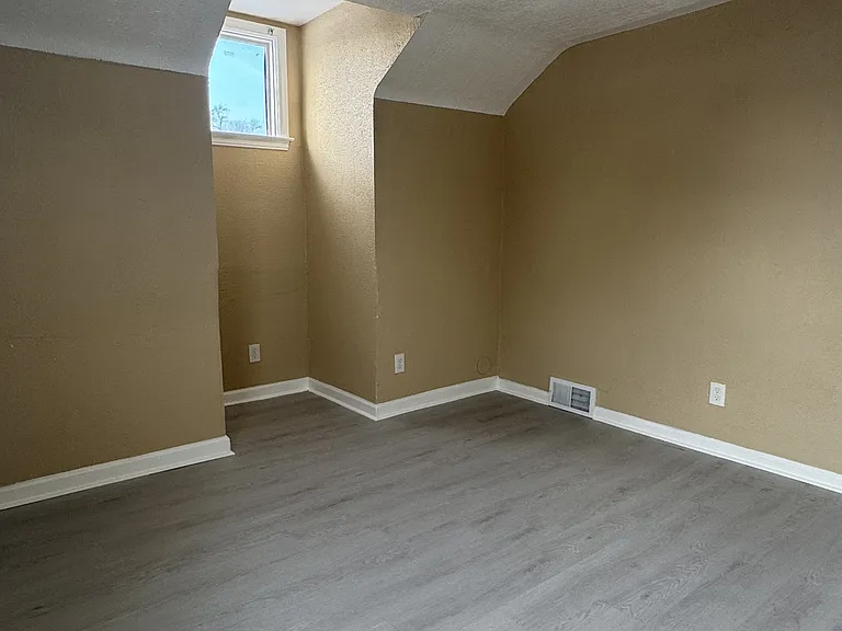 9400 Lakepointe St — Photo 6