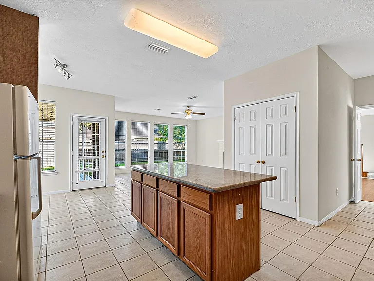 2411 Charter Oaks Ct — Photo 11