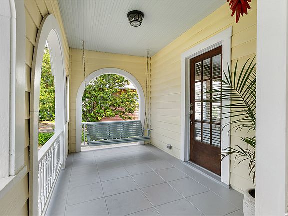 4th image of 430 E Mistletoe Ave