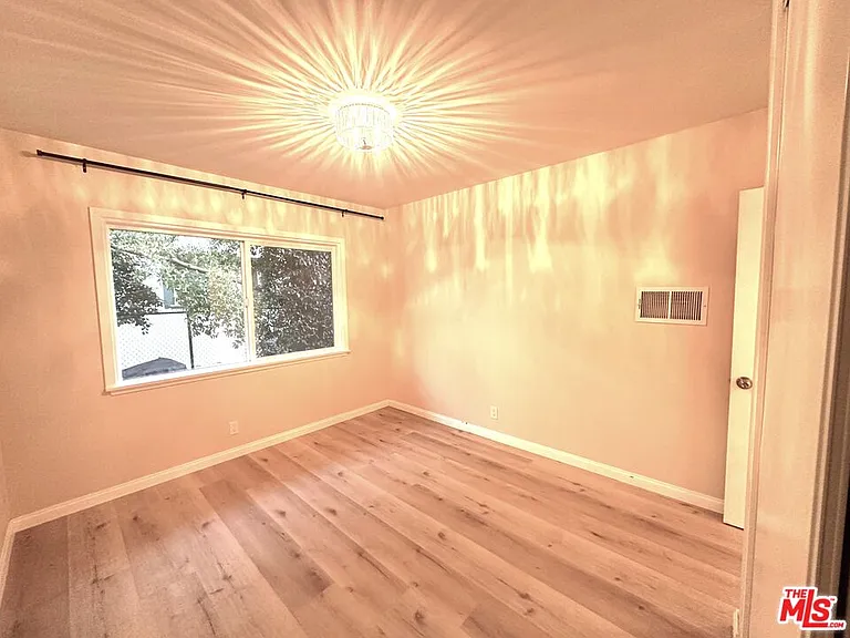 2027 Euclid St #A — Photo 11