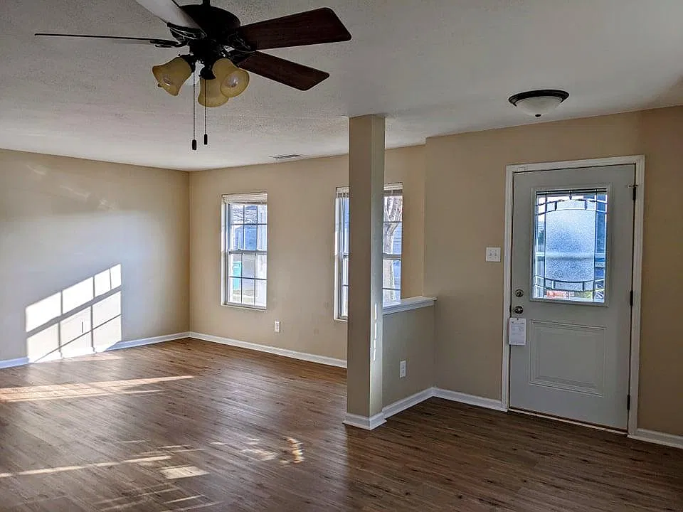 3 bed, 2382 sqft, $1,900 — Photo 3