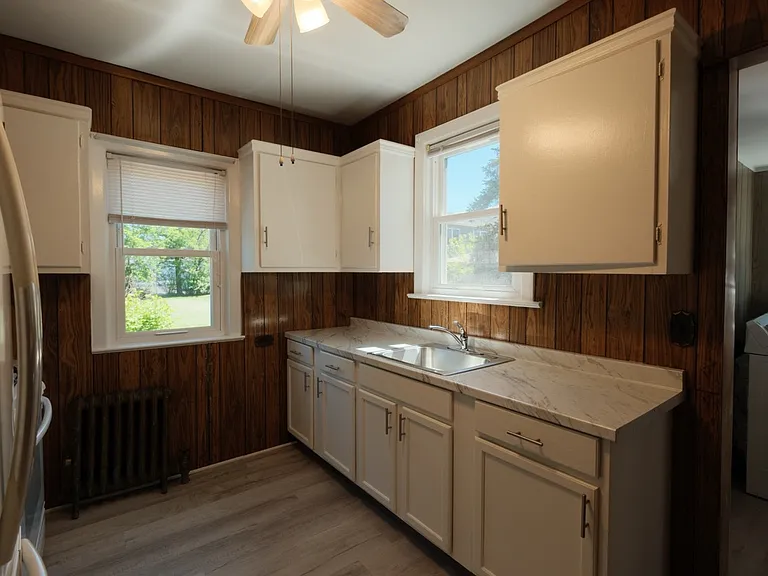304 E Elm St — Photo 8
