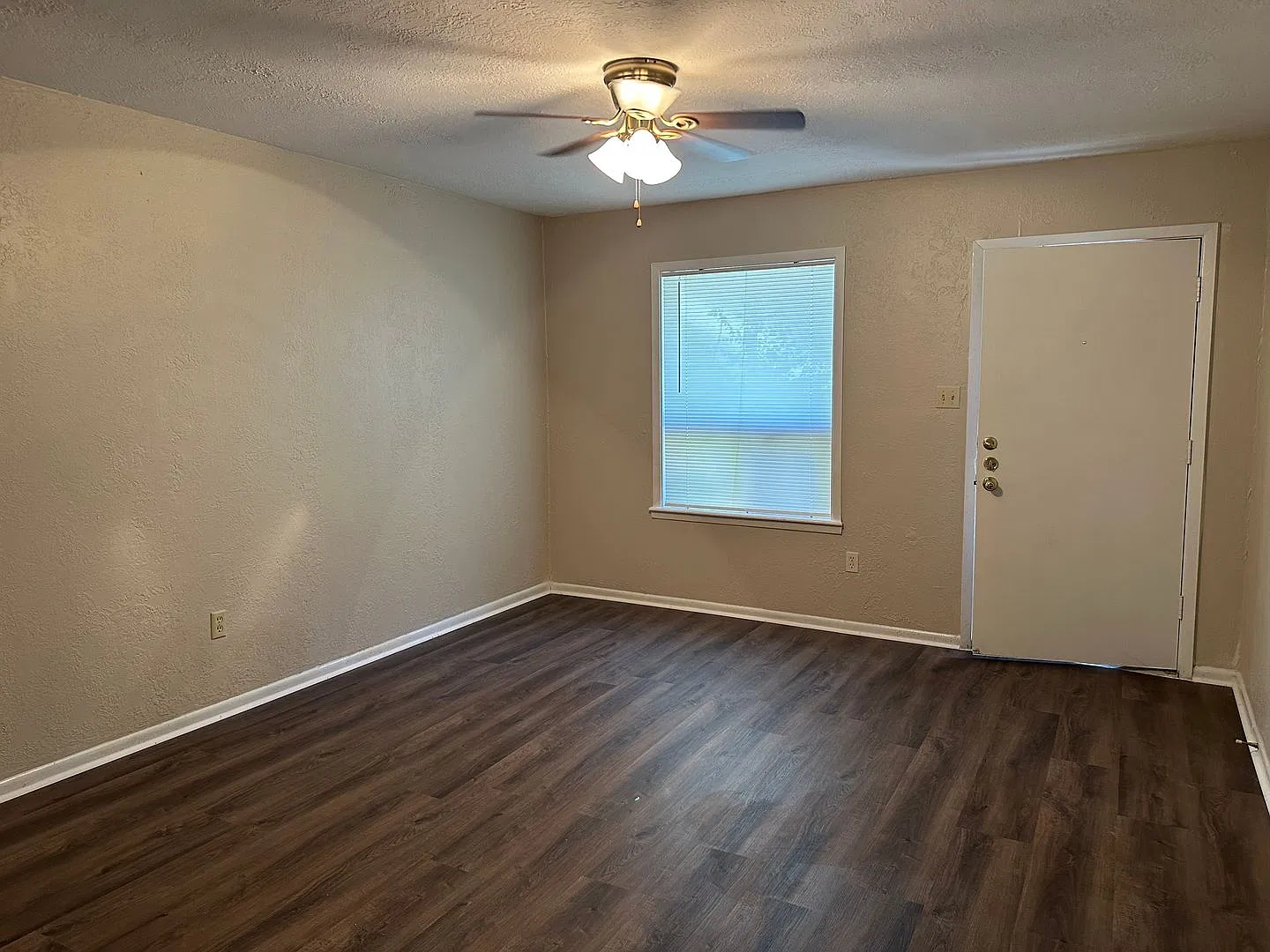 Bryan - 2 bedroom / 1 bath duplex, large back yard. New flooring — Photo 3