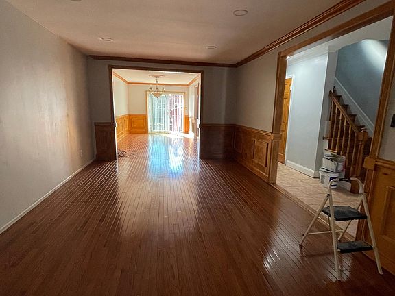 5th image of 959 E 106th St