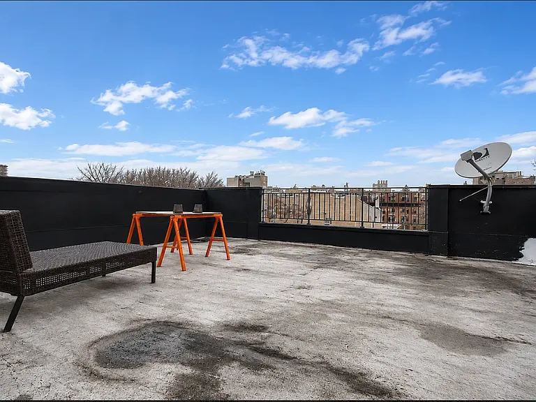 82 Devoe St #4R — Photo 4