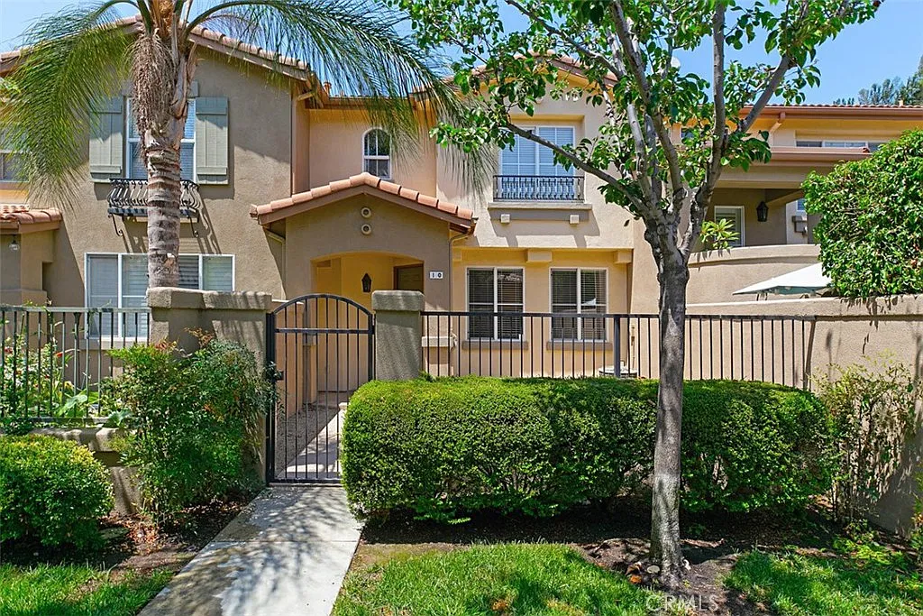 3 bed, 2.5 bath, 1400 sqft, $4,300 — Photo 1