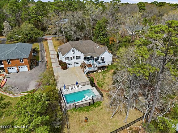 2nd image of 606 Ravenswood Road