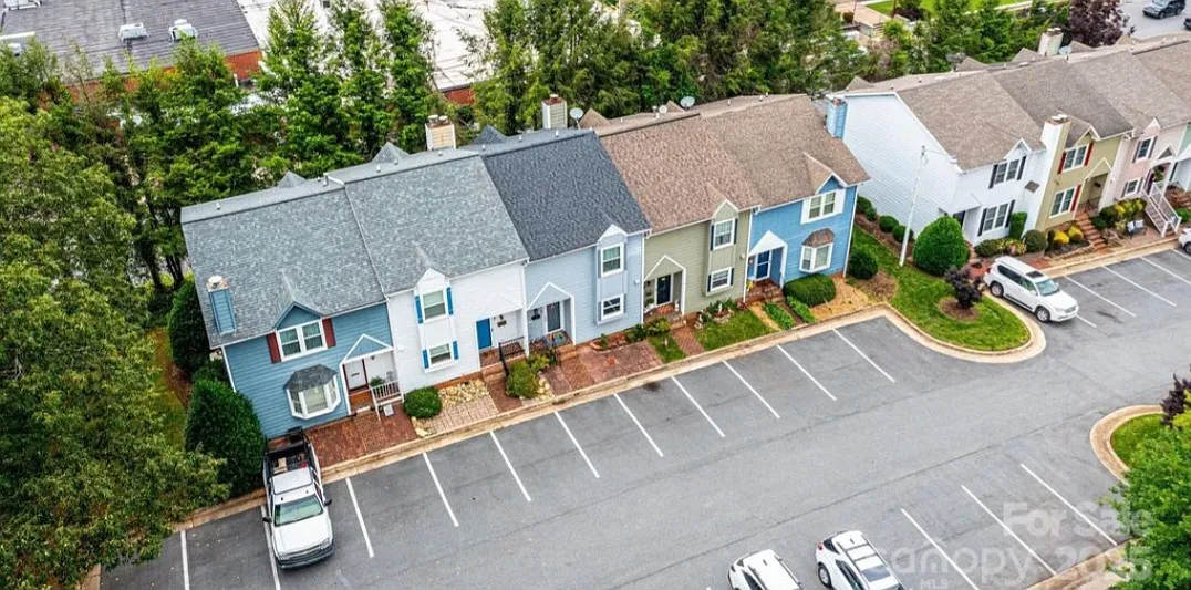 2 bed, 2.5 bath, 1300 sqft, $1,600 — Photo 3
