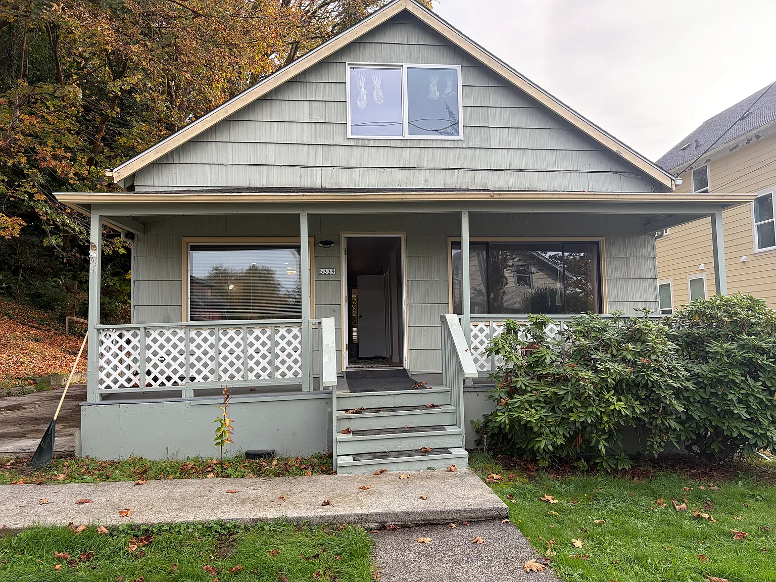 4 bed, 2.5 bath, 2200 sqft, $3,000 — Photo 2