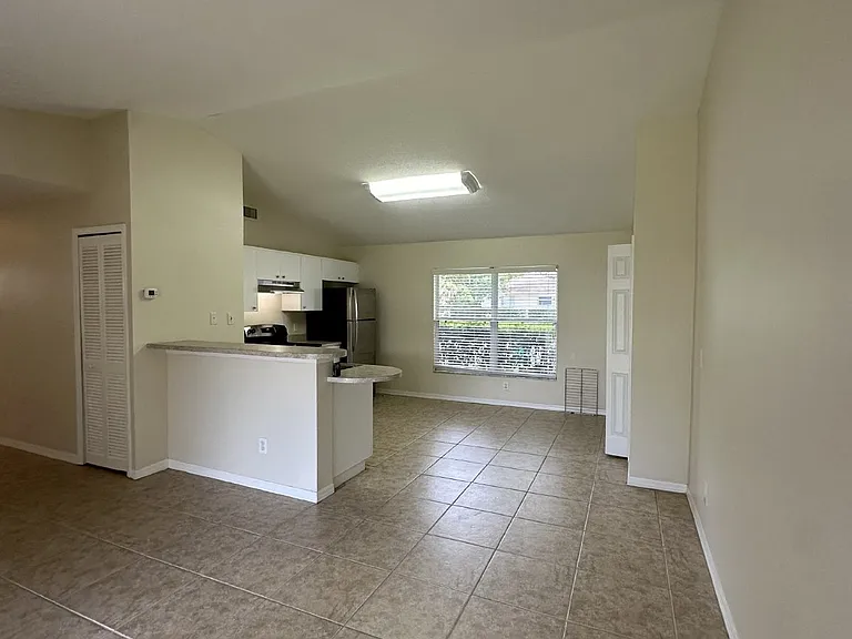 2074 Foxwood Dr — Photo 3