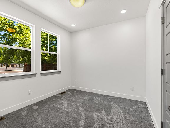 4th image of 1101 W Blaine Ave