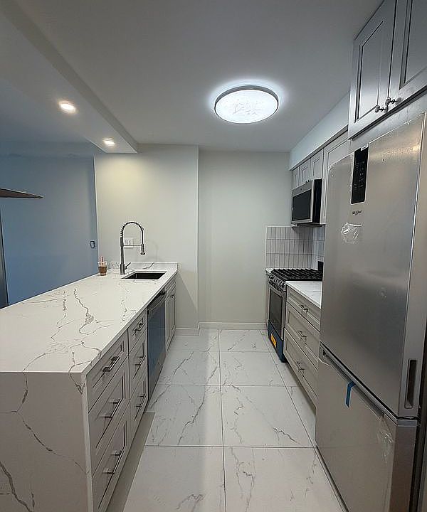 1st image of 1 Irving Pl APT P8c