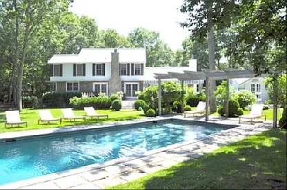 Beautiful Pond Front — Photo 2
