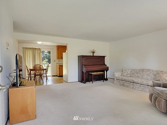 3rd image of 140 175th St E