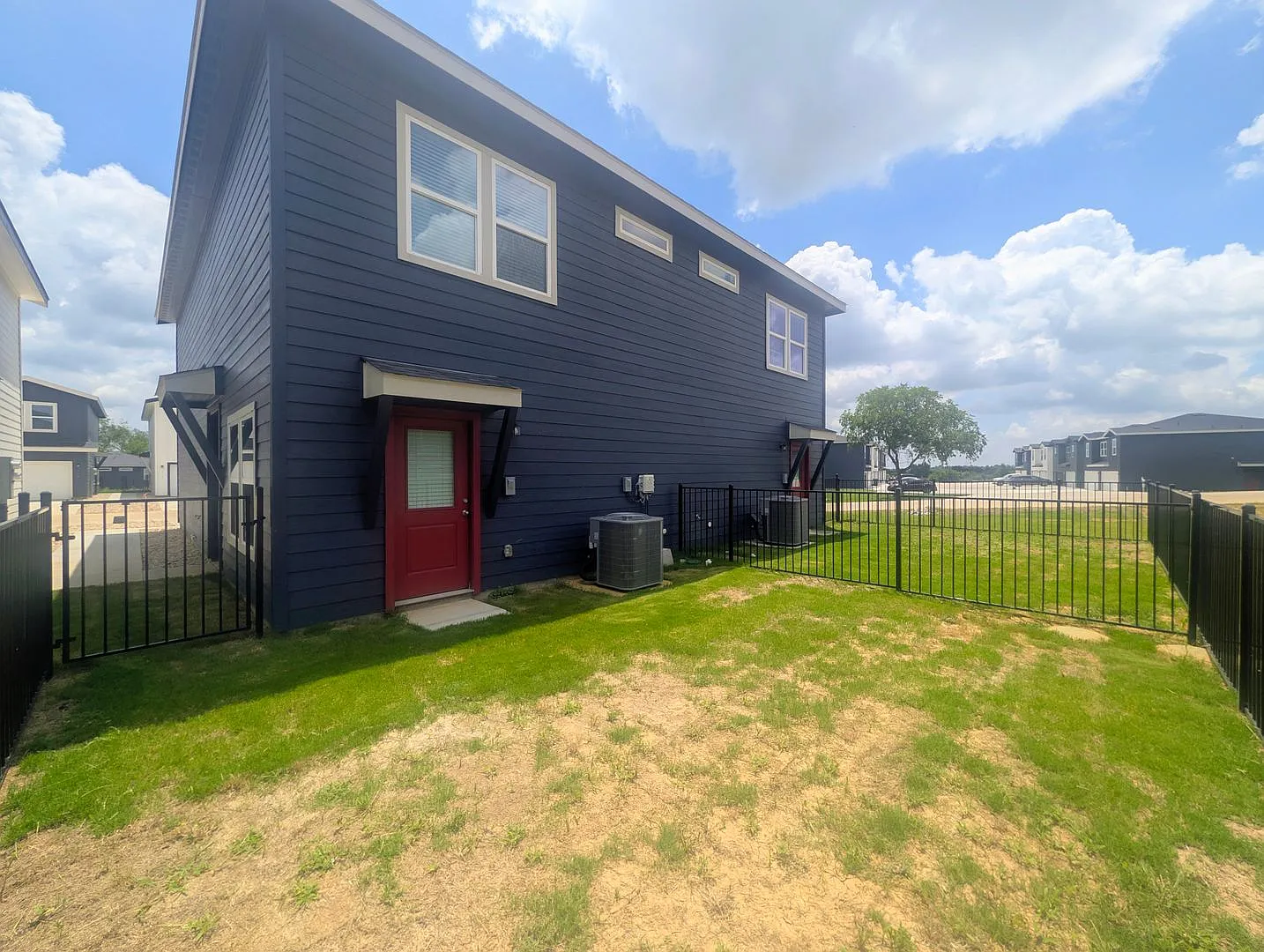 Brand New Duplex in New East Parks Community — Photo 3