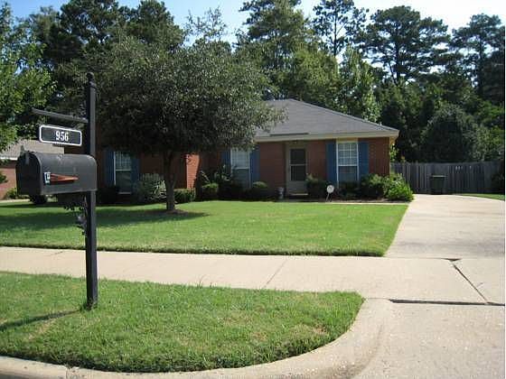 2nd image of 956 Eastern Oaks Dr