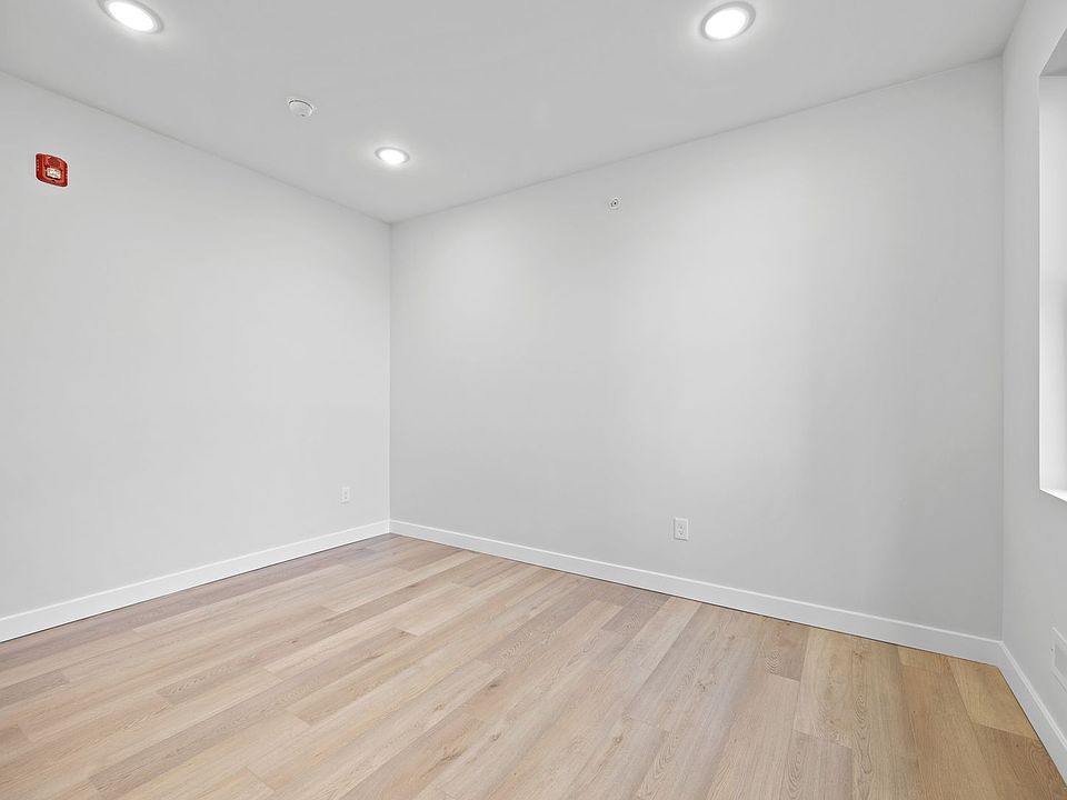 Building Photo 5