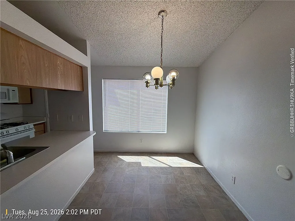 3 bed, 2.0 bath, 1036 sqft, $1,551 — Photo 3