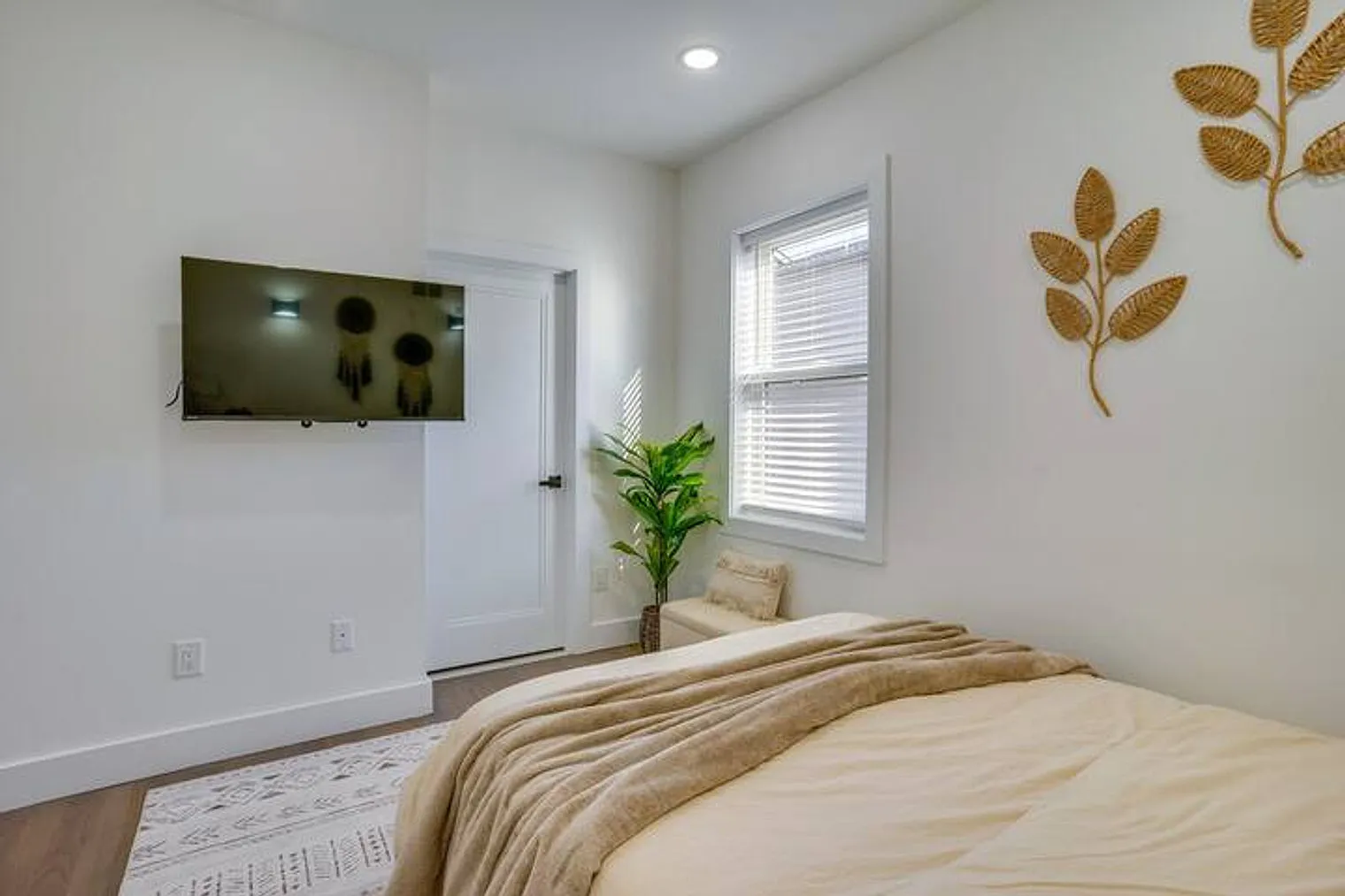 2 bed, 2.0 bath, 893 sqft, $9,911 — Photo 3