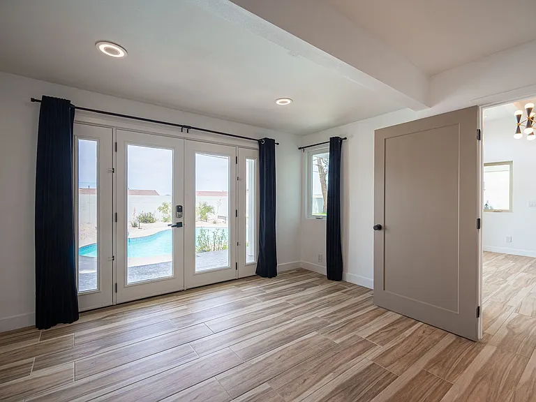 330 E Country Club Dr — Photo 52