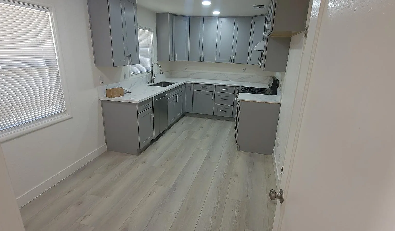3 bed, 1374 sqft, $2,795 — Photo 4
