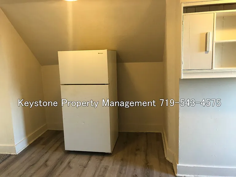 321 E 2nd St #4 — Photo 8