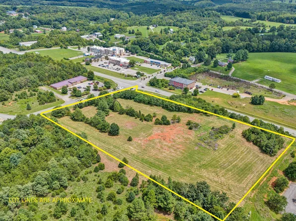 1092 Mayberry Crossing Dr, Moneta, VA 24121