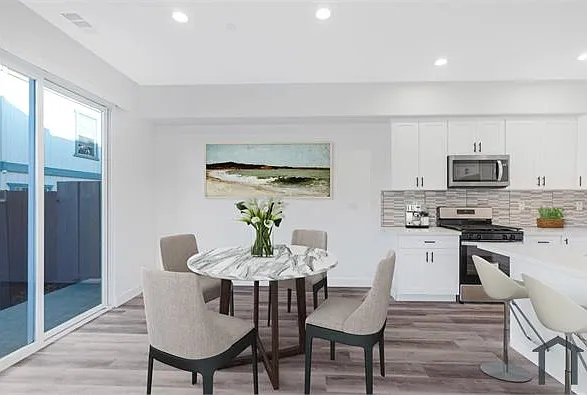 3 bed, 1381 sqft, $4,302 — Photo 2