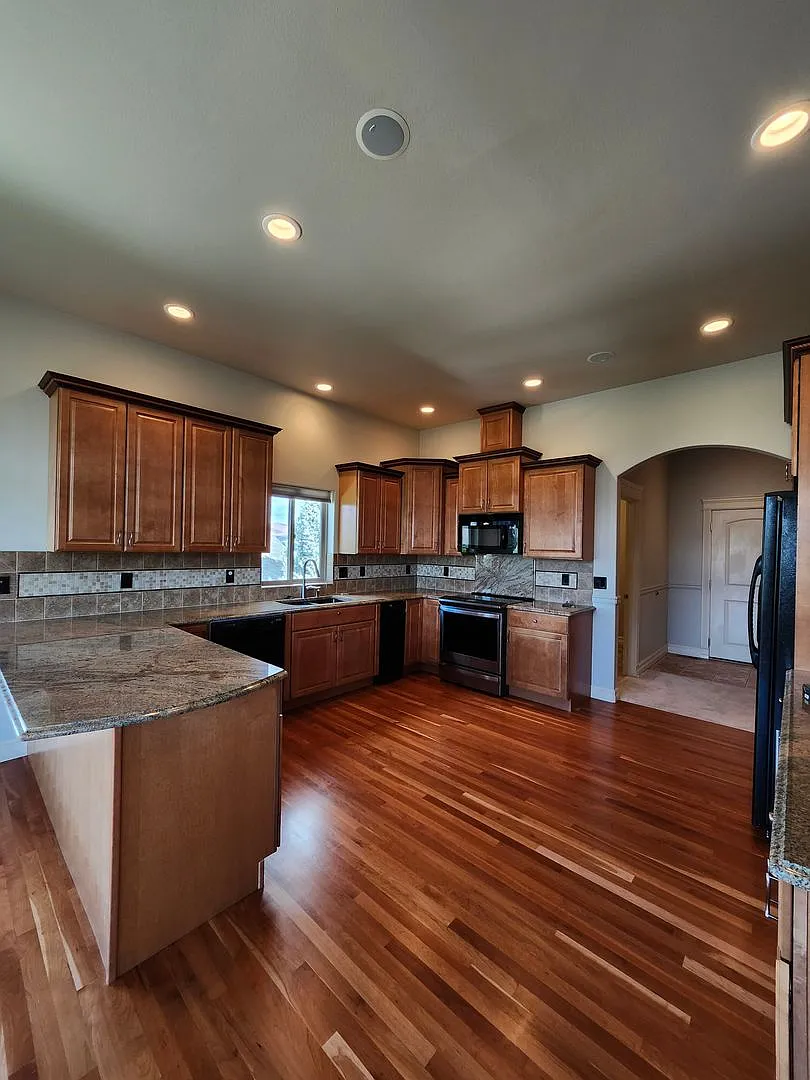 Gorgeous Fully Furnished 4-Bedroom and 3-Bathroom Home in Briarwood — Photo 2