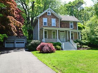 39 Gnarled Hollow Rd, East Setauket, NY 11733